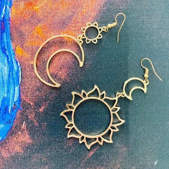 🎁 FREE ADD ON
Vintage Sun & Moon Statement Drop Gold Tone Earrings - Picture 1 of 5